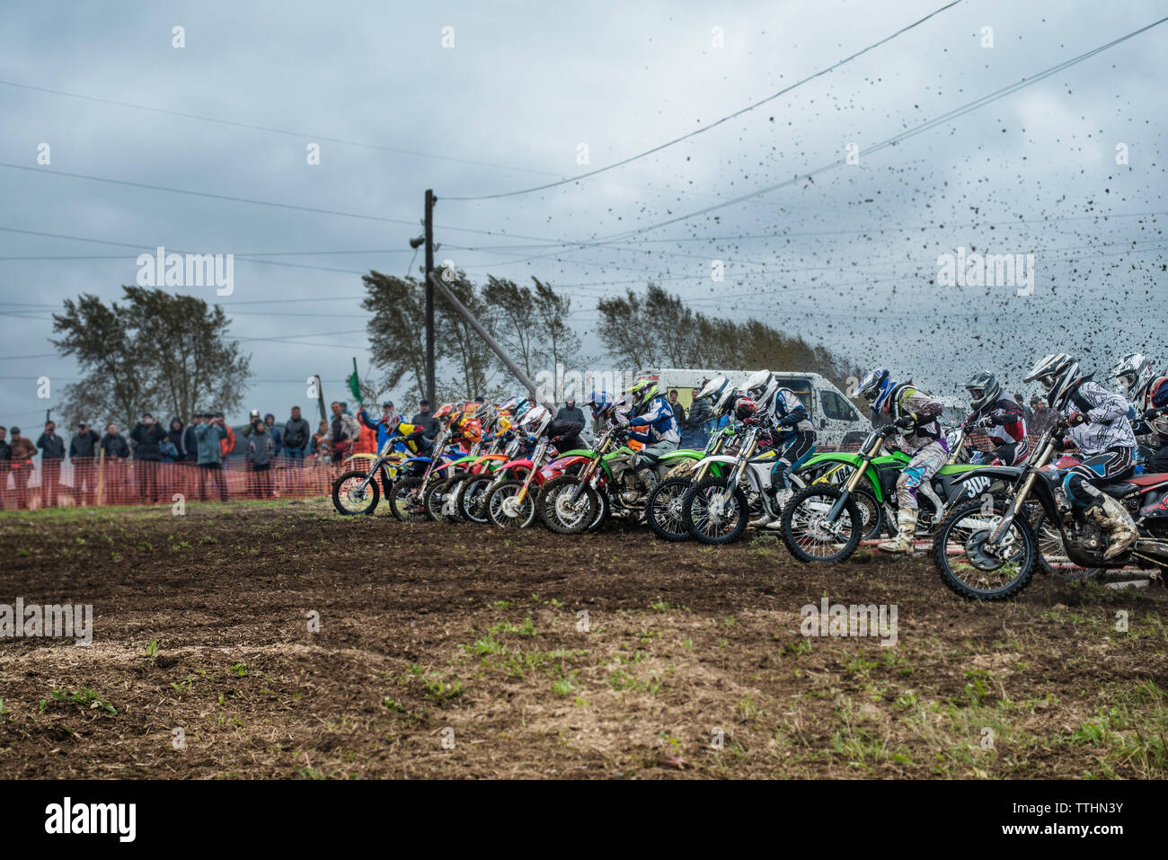 Bikers con dirt bike sul campo durante la concorrenza Foto Stock