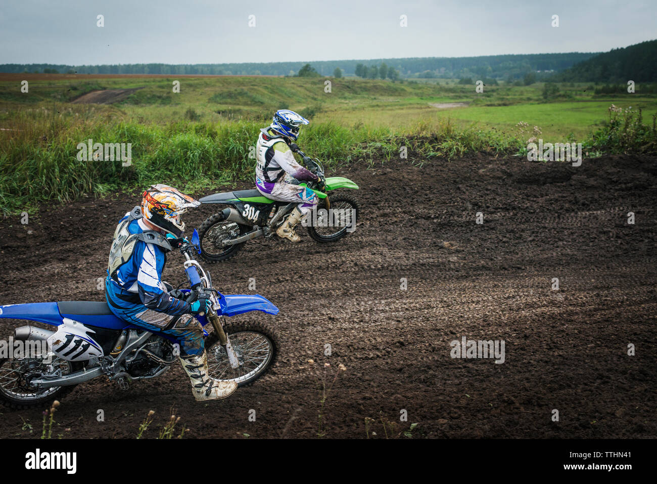 Motociclisti dirt bike sul campo Foto Stock
