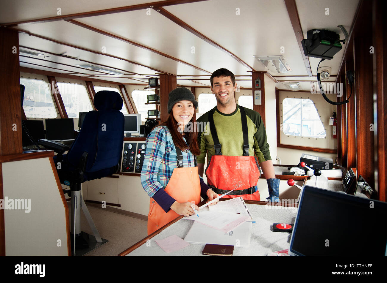 Ritratto di un uomo e di una donna in piedi in barca da pesca Foto Stock