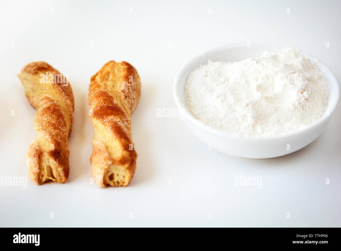 Il pane con la farina in un recipiente sul tavolo Foto Stock