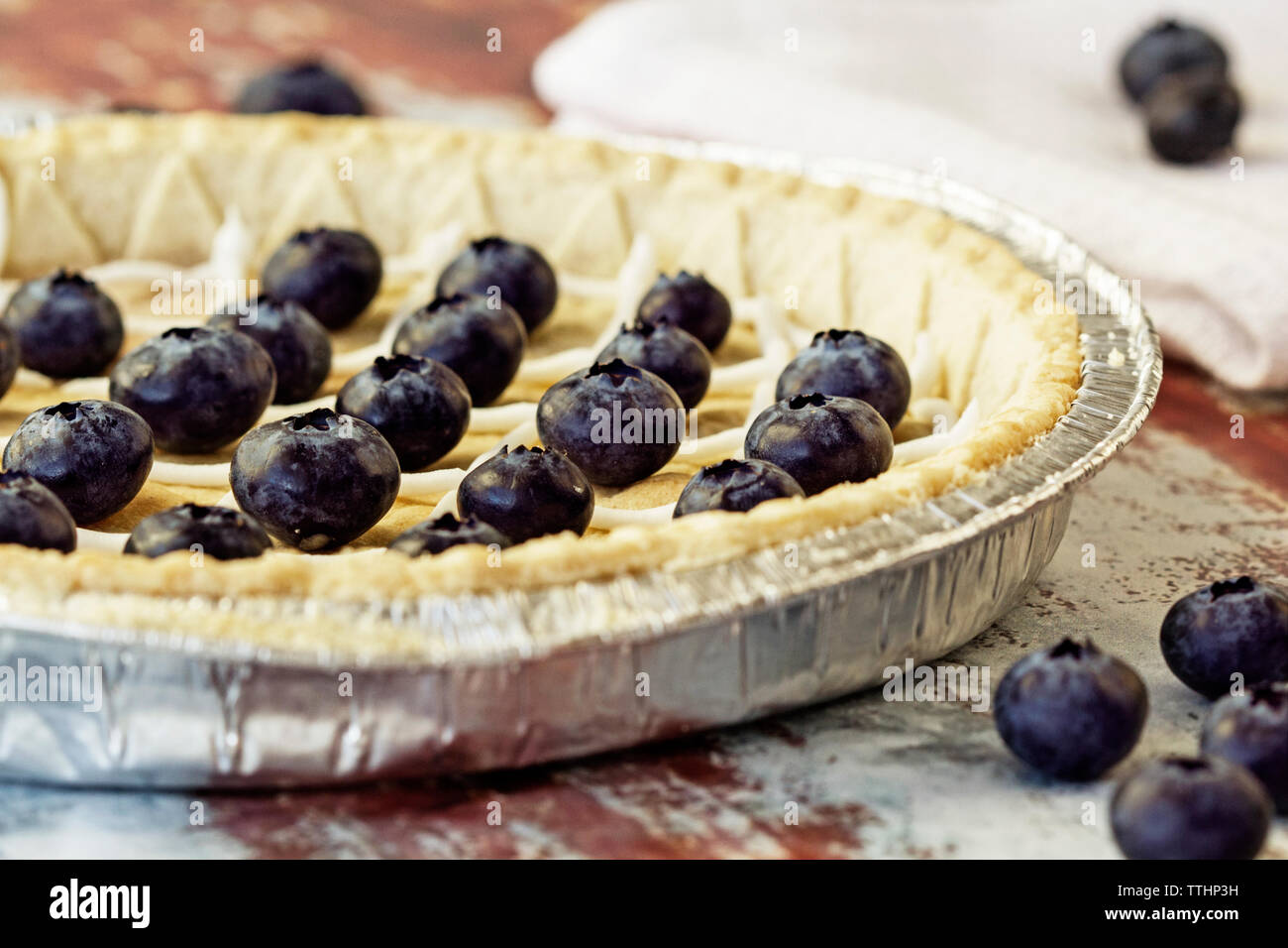 Close-up crostata con mirtilli sul tavolo Foto Stock Close-up crostata con mirtilli sul tavolo Foto Stock