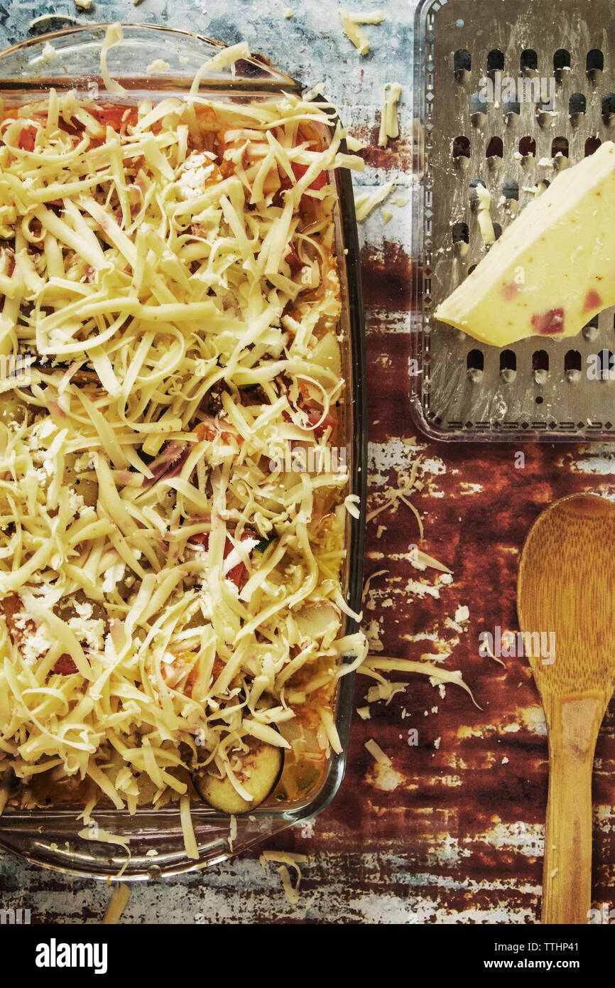 Vista aerea del cibo nel piatto di portata da Grattuggia formaggio sul tavolo Foto Stock