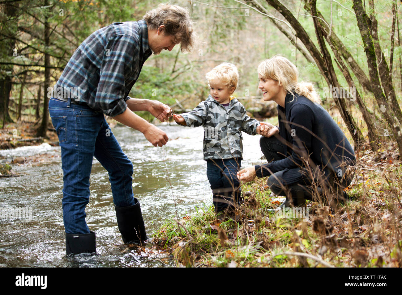 La famiglia felice guardando scorpion dal fiume Foto Stock