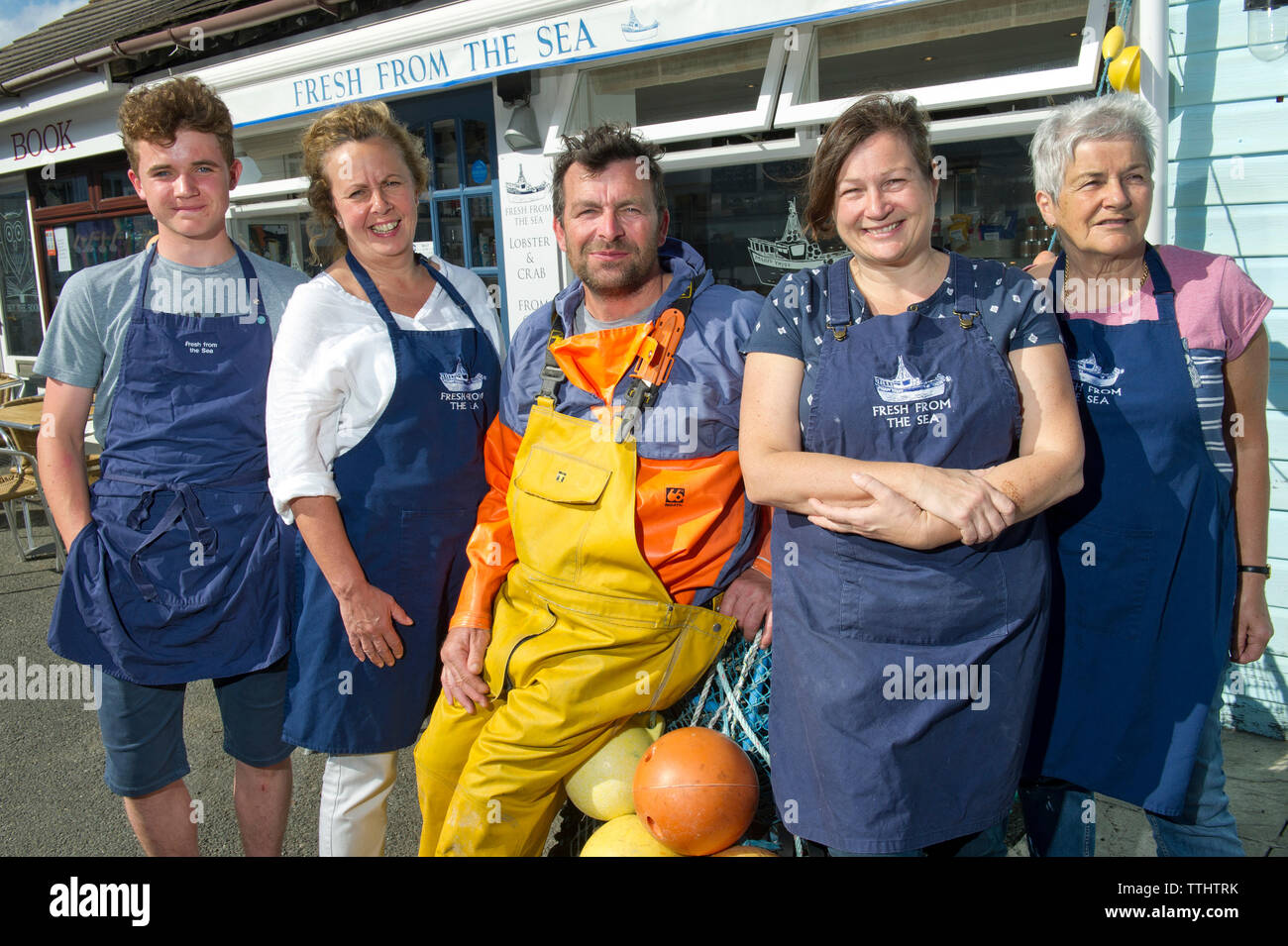 Fresco dal mare, Port Isaac, Cornwall, Regno Unito, con i proprietari Callum (in impermeabilizza) & Tracey (tutti) blu Greenhalgh nel mezzo. Foto Stock