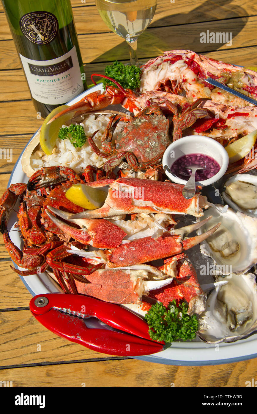 Piatto di frutti di mare compresi aragosta, granchio, ostriche ecc. Foto Stock