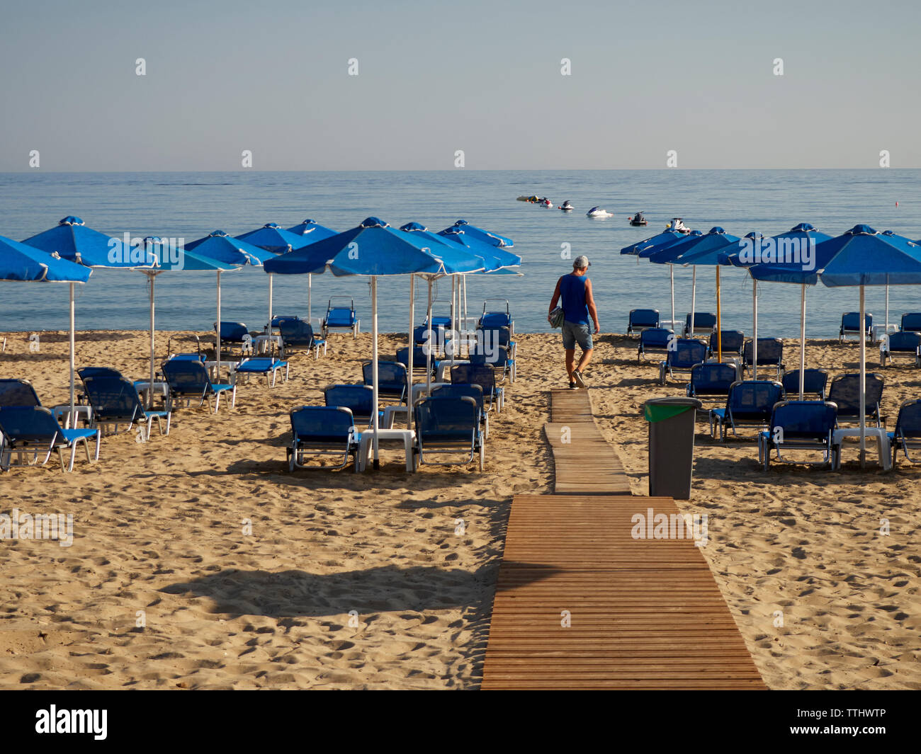 I turisti sulla spiaggia, Rethymno (Rethymnon/Rethimno, Creta, Isole Greche, Grecia, Europa Foto Stock