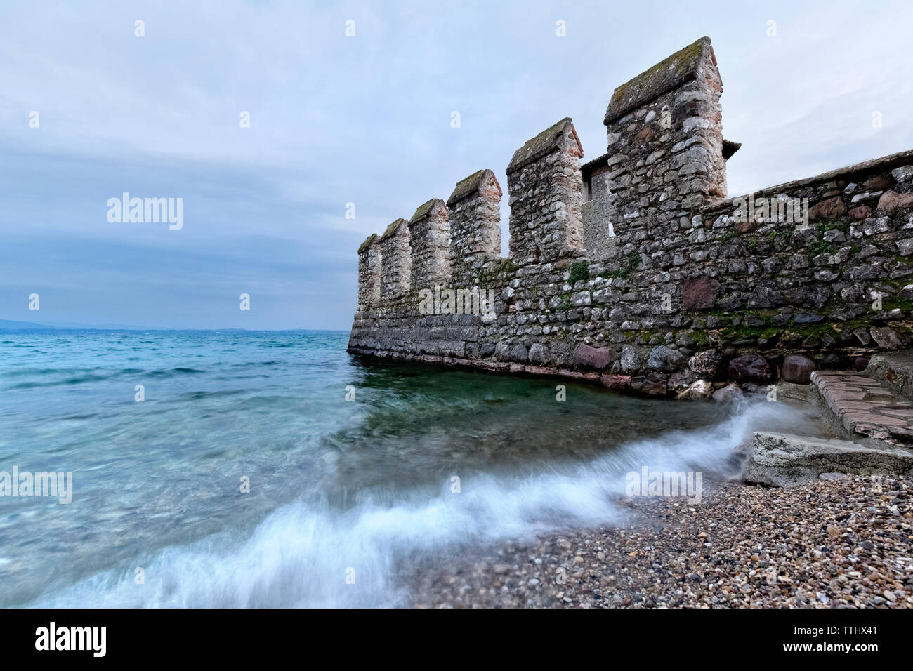 Mura del Castello Scaligero si affacciano sul Lago di Garda. Sirmione, Lombardia, Italia, Europa. Foto Stock