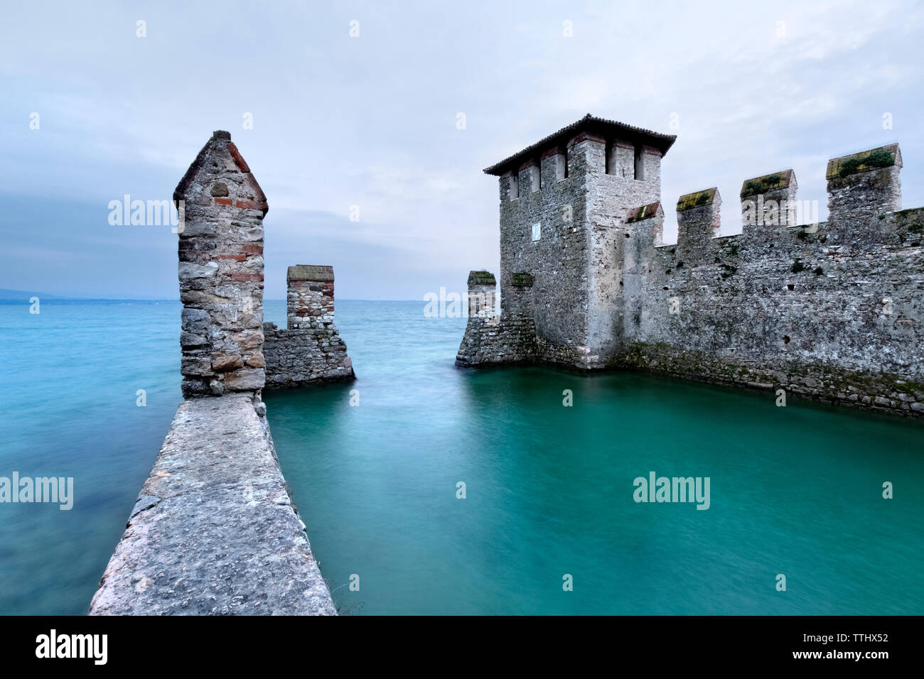Una torre del castello Scaligero si affacciano sul Lago di Garda. Sirmione, Lombardia, Italia, Europa. Foto Stock