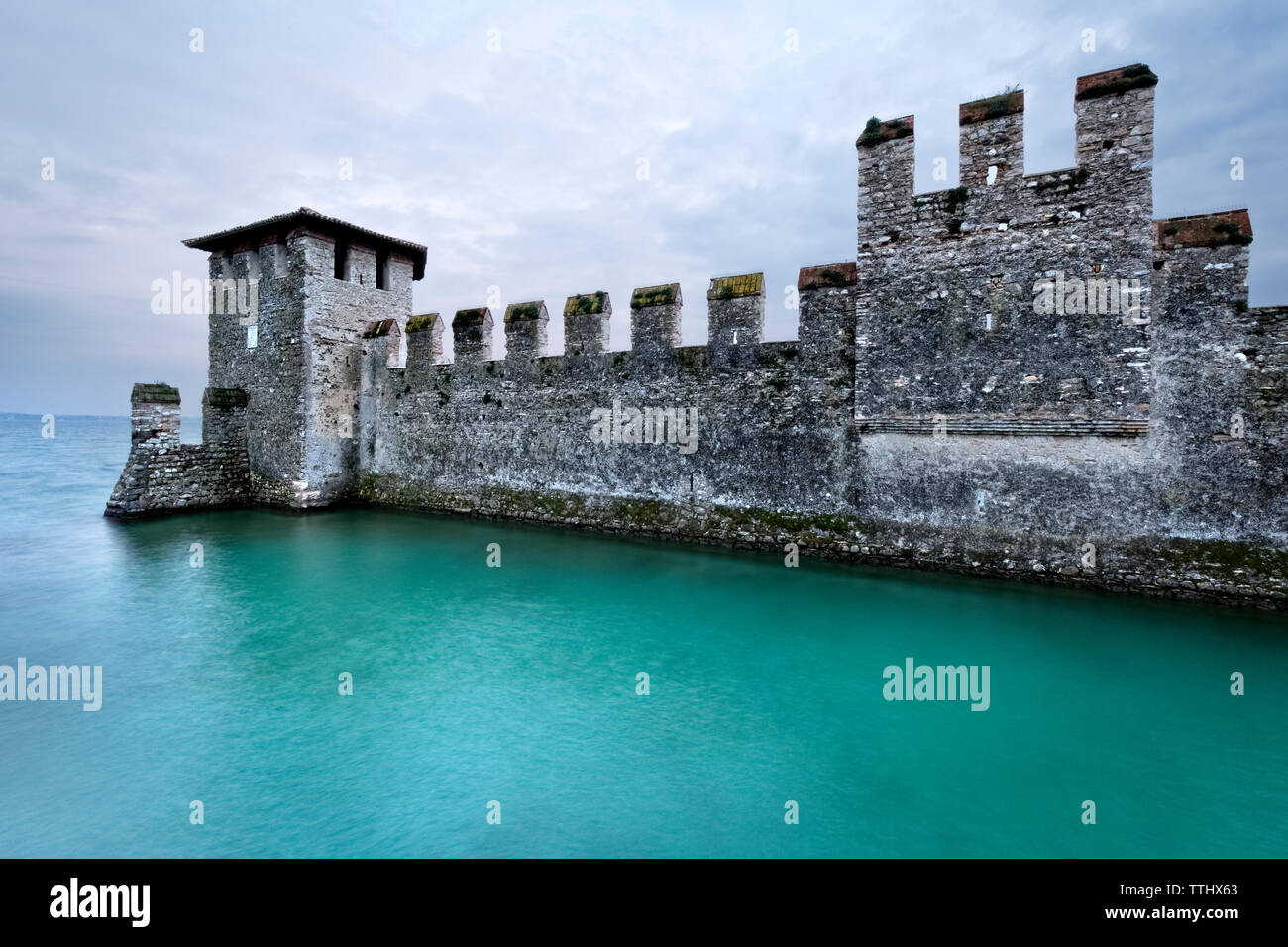 Le mura merlate del castello Scaligero si affacciano sul Lago di Garda. Sirmione, Lombardia, Italia, Europa. Foto Stock