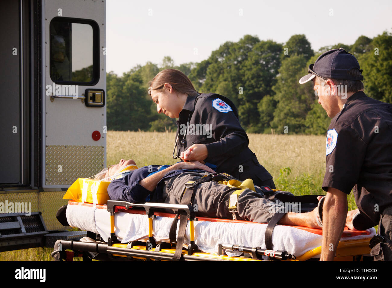 I paramedici guardando il paziente in ospedale gurney Foto Stock