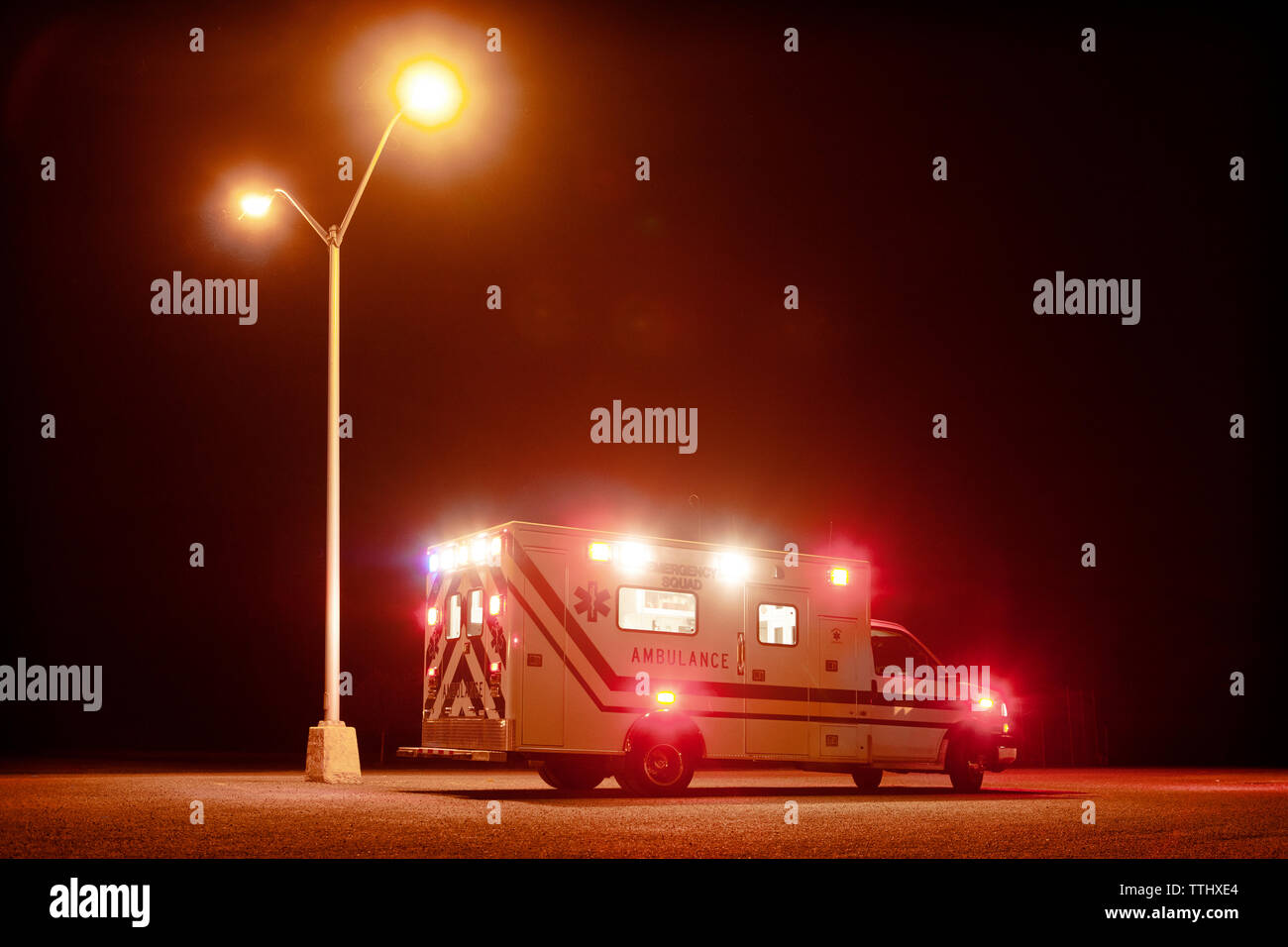 Ambulanza sulla strada di notte Foto Stock
