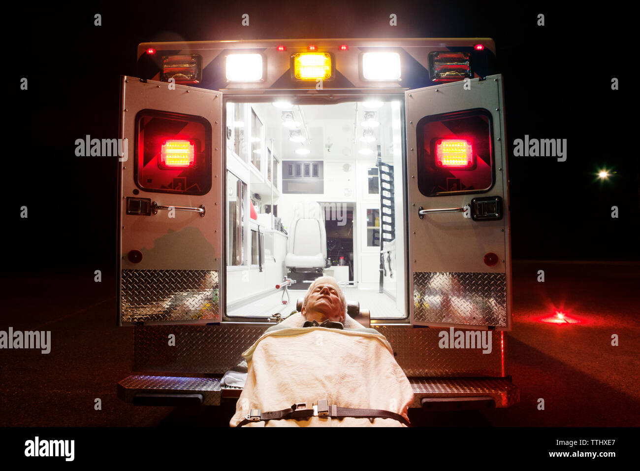 Paziente sdraiato sulla barella in ospedale in ambulanza Foto Stock