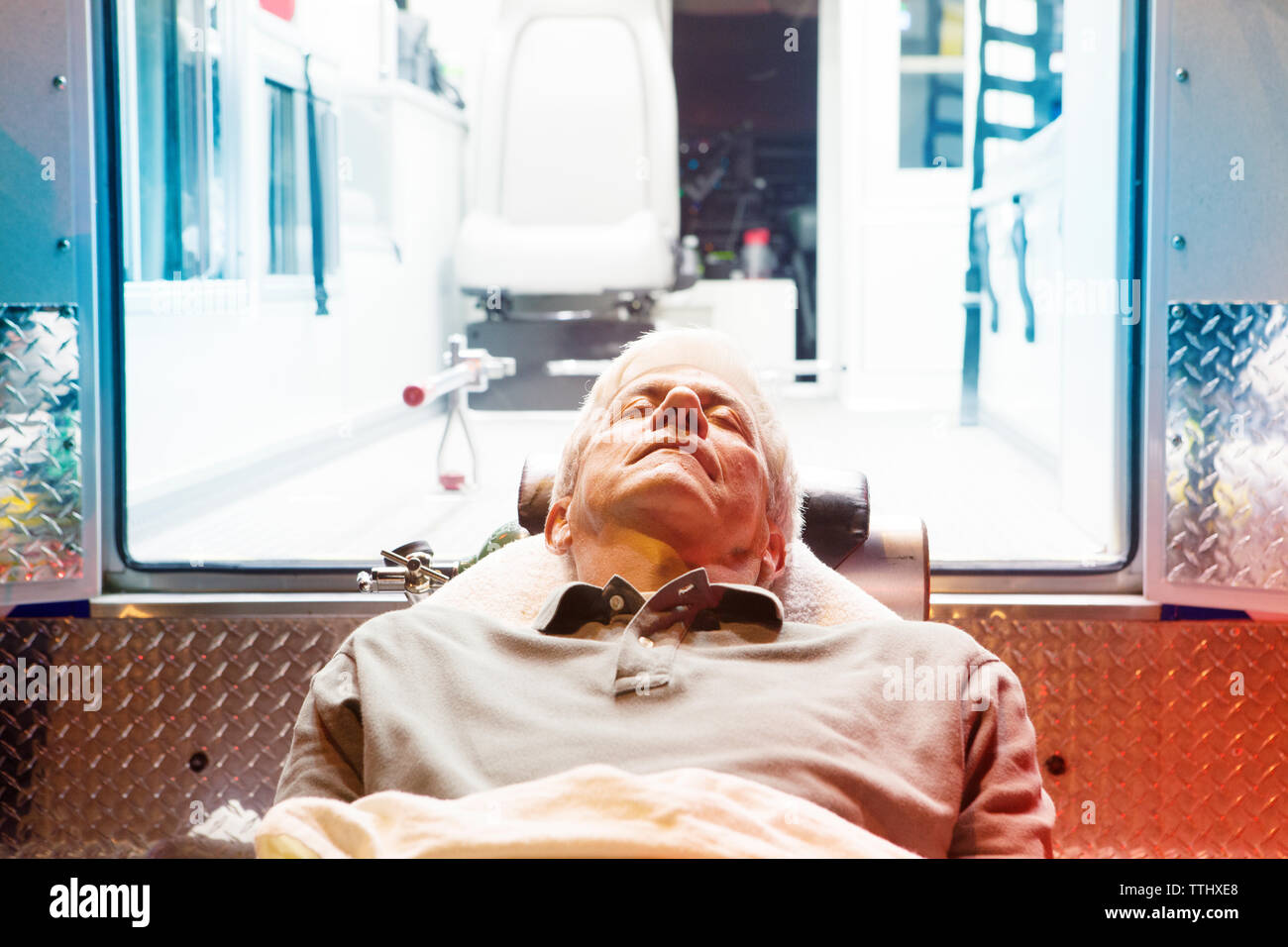 Close-up del paziente sdraiato sulla barella in ospedale in ambulanza Foto Stock