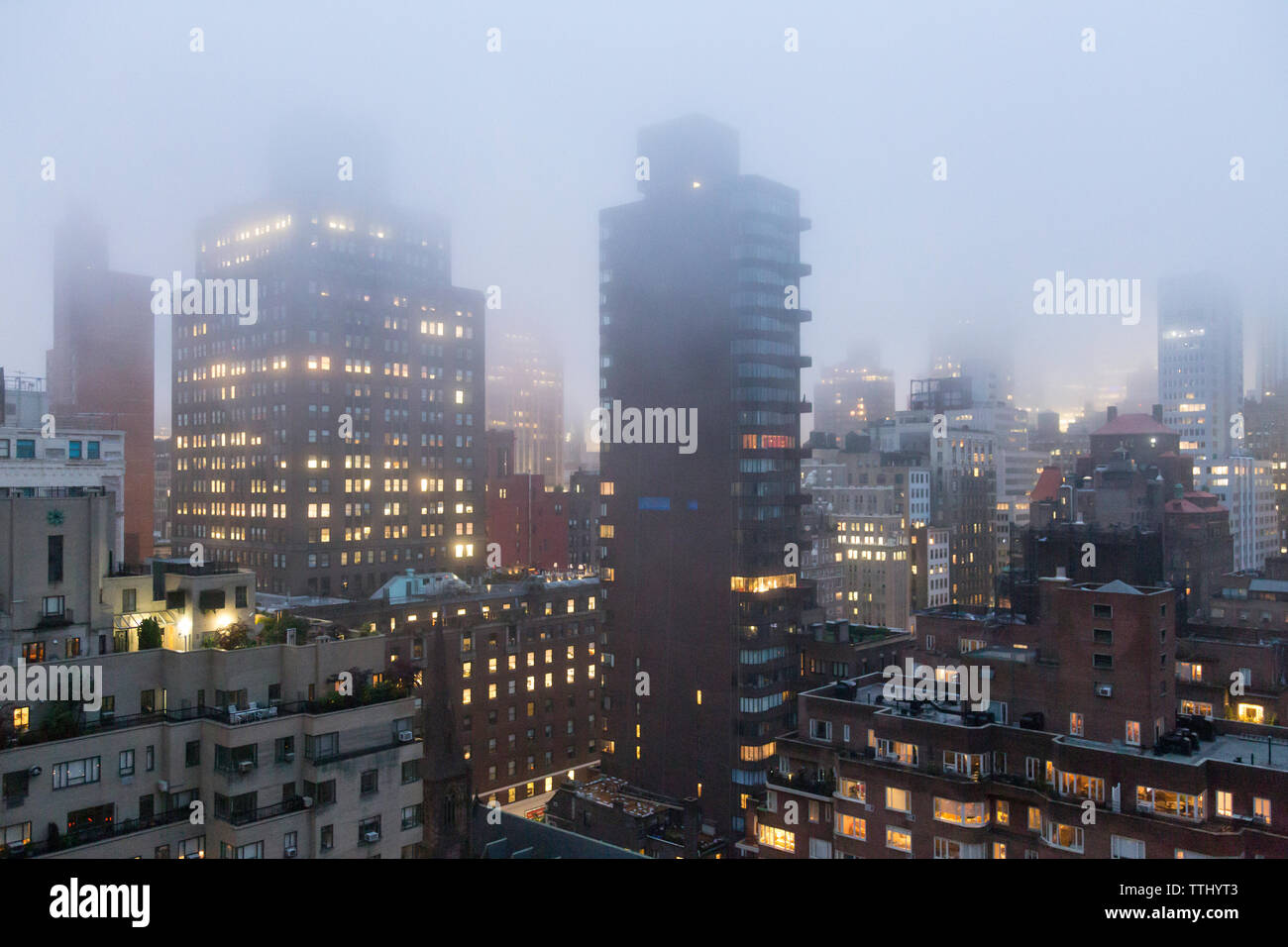 La nebbia avvolge Midtown Manhattan di notte, NYC, STATI UNITI D'AMERICA Foto Stock