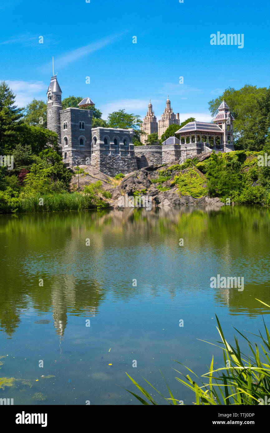 Castello del Belvedere e lo stagno delle tartarughe a Central Park, New York, Stati Uniti d'America Foto Stock