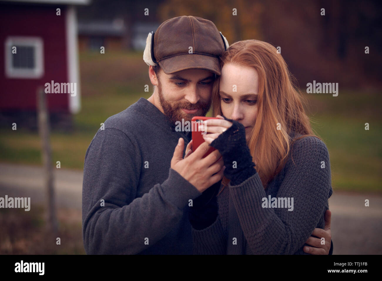 Giovane guardando al telefono cellulare Foto Stock