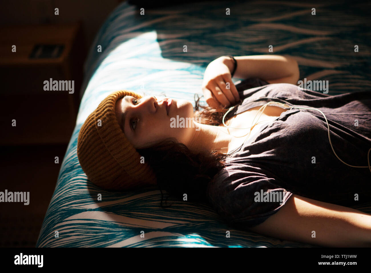 Angolo di Alta Vista della ragazza adolescente sdraiato sul letto di casa Foto Stock