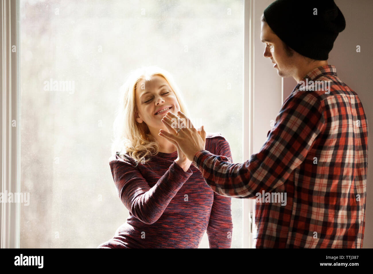 Coppia felice trascorrere del tempo di qualità a casa Foto Stock