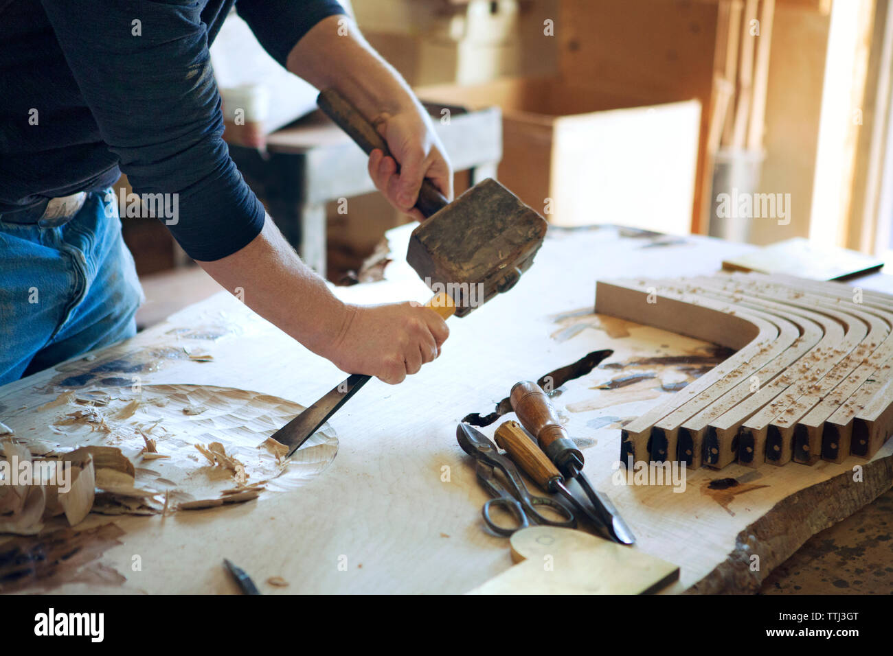 Sezione mediana del falegname del cesello di legno in officina Foto Stock