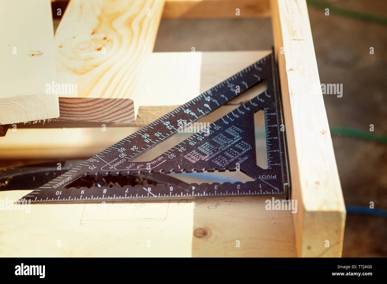 Angolo di Alta Vista del quadrato della velocità su un banco di lavoro al sito in costruzione Foto Stock