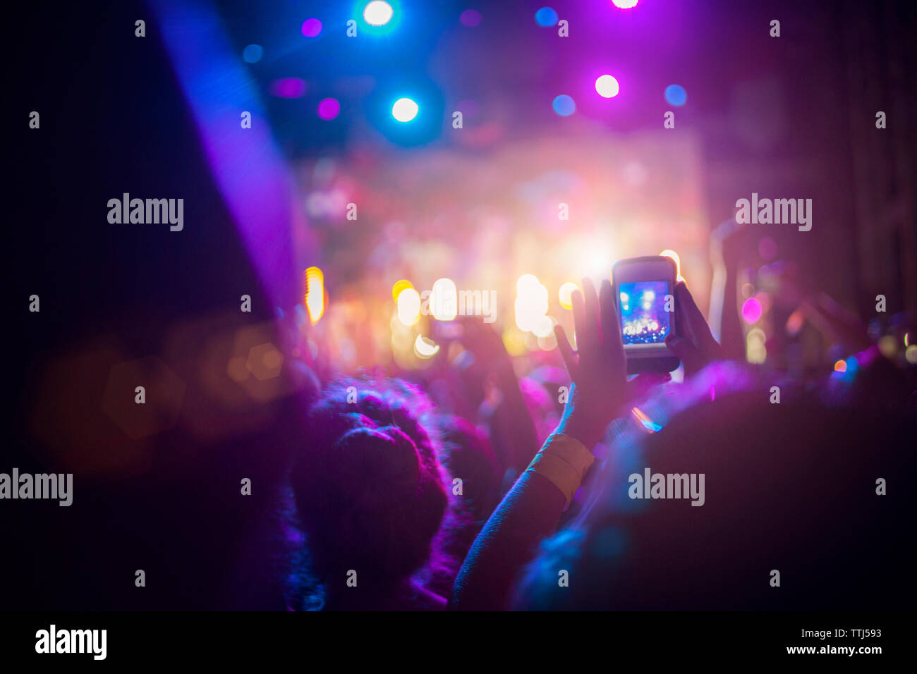 Uomo di fotografare con il cellulare in concerto Foto Stock