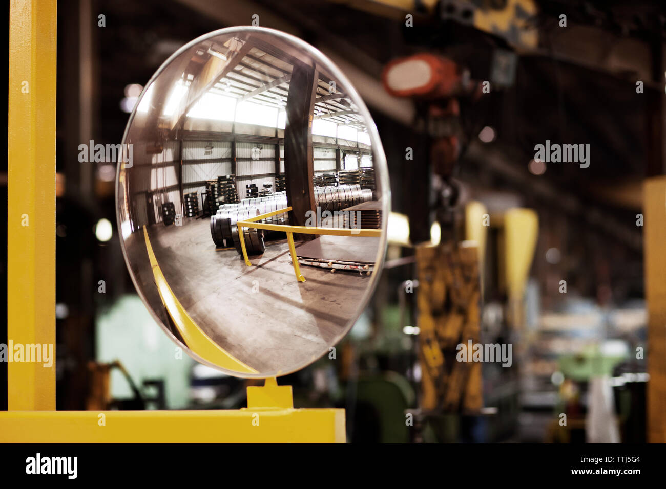 La riflessione di fogli di lamiera in rotoli di specchio a industria del  metallo Foto stock - Alamy