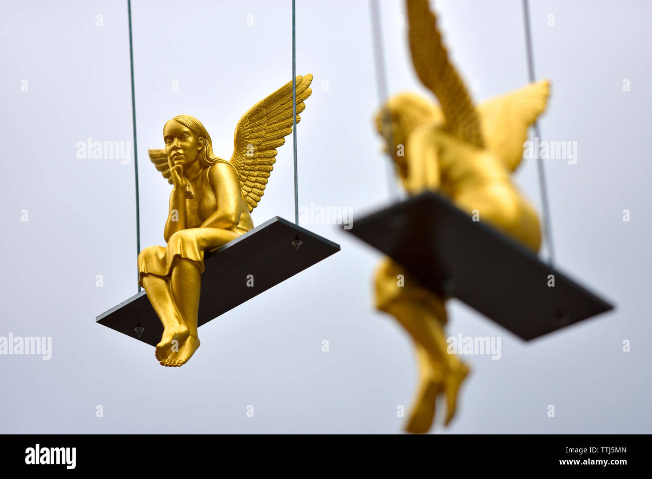 Londra, Inghilterra, Regno Unito. "Pausa pranzo" - arte di installazione da Ottmar Horl, costituito da 40 golden angeli sulle altalene fuori dalla cattedrale di St Paul (su view 3 Foto Stock