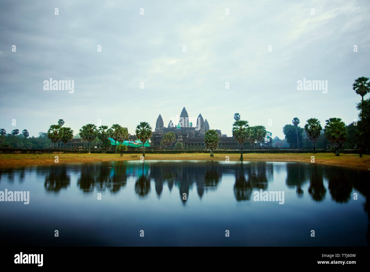 Angkor Wat riflessione nel lago contro sky Foto Stock