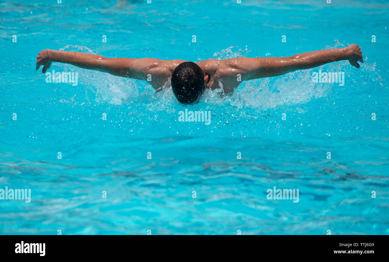 Gli atleti non riconosciuta di nuoto in piscina durante un campionato di pallanuoto gioco Foto Stock