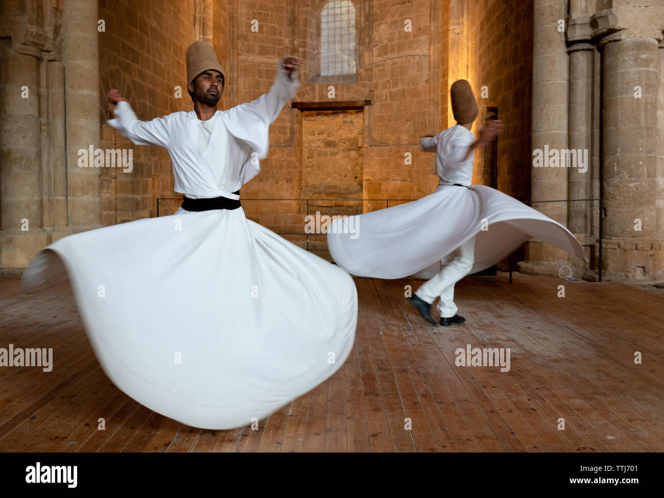 Gruppo di Dervisci che eseguono la danza tradizionale e religiosa o il vortice sufi Foto Stock