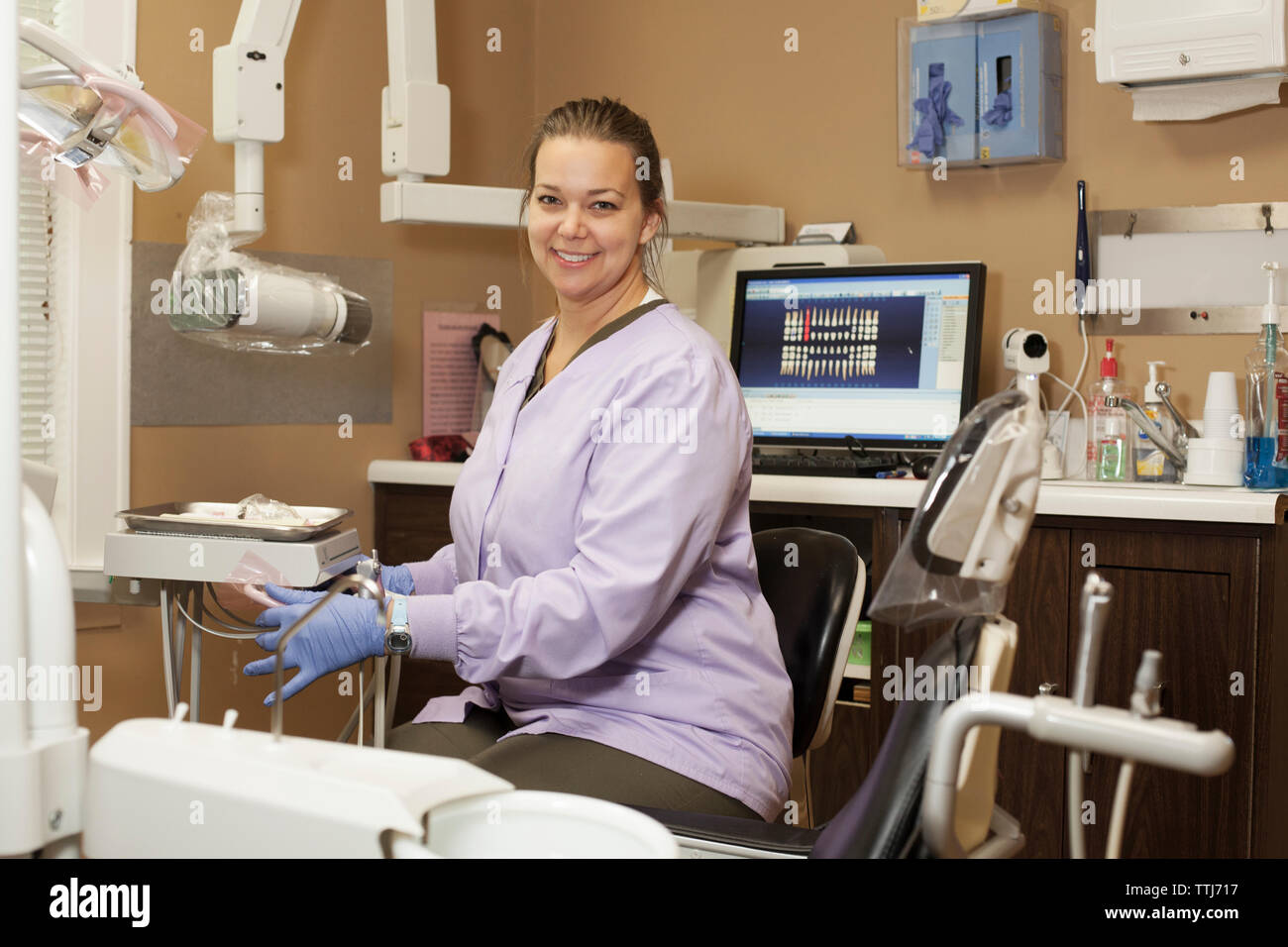 Ritratto di felice medico seduti al dentista office Foto Stock