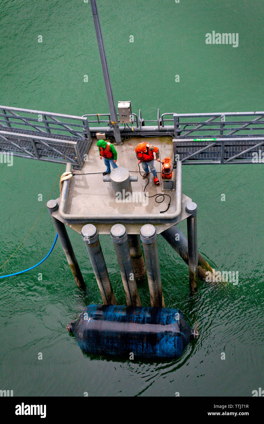 Elevato angolo di visione dei lavoratori alla raffineria di petrolio Foto Stock