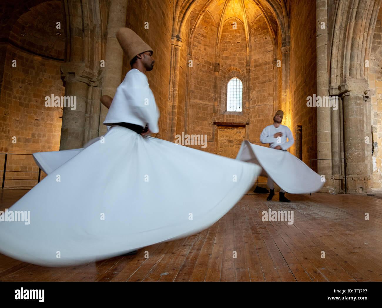 Nicosia, Cipro, 5 Giugno 2019: il gruppo dei Dervisci di eseguire le tradizionali e religiosi danza vorticosa o whirling Sufi Foto Stock