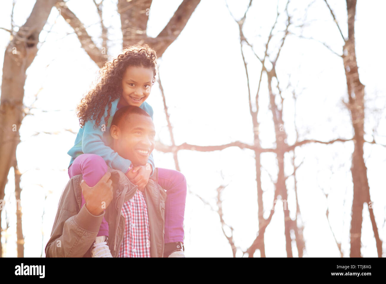 Felice padre figlia che porta sulle spalle Foto Stock