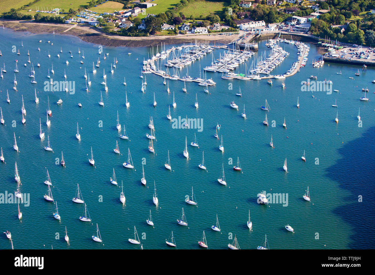 Vista aerea di barche a vela in mare a porto Foto Stock