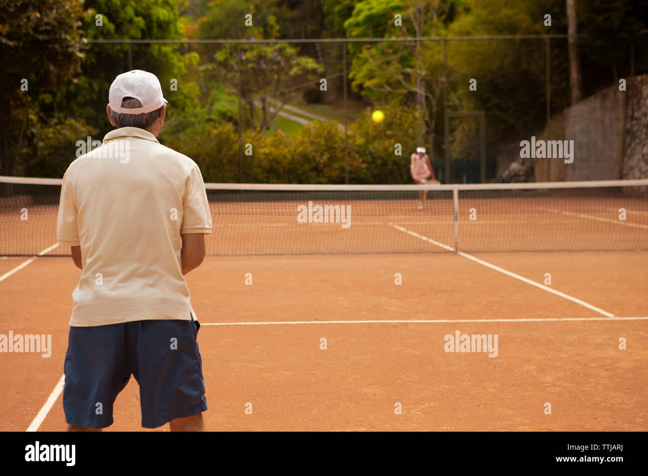 Giovane giocando a tennis a corte Foto Stock