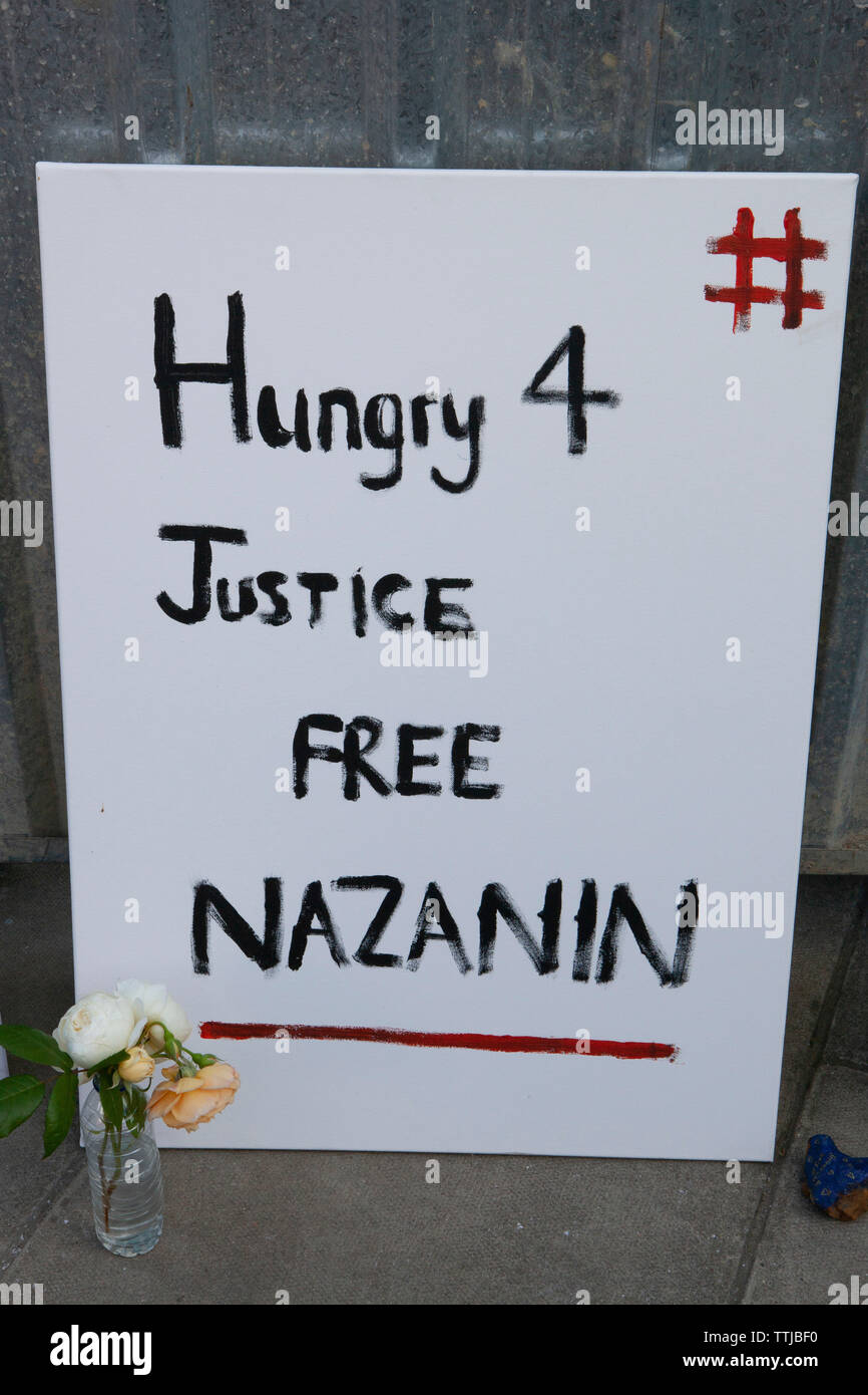 Richard Ratcliffe, il marito di Nazanin Zaghari-Ratcliffe, è in sciopero della fame, camping e allestimento di un picchetto al di fuori dell'ambasciata iraniana a Londra. Foto Stock
