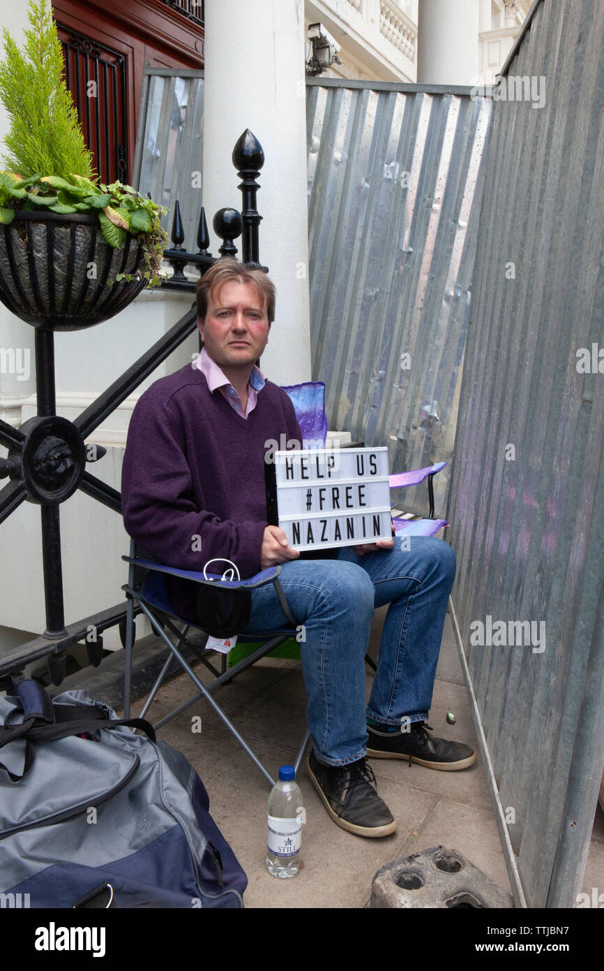Richard Ratcliffe, il marito di Nazanin Zaghari-Ratcliffe, è in sciopero della fame, camping e allestimento di un picchetto al di fuori dell'ambasciata iraniana a Londra. Foto Stock