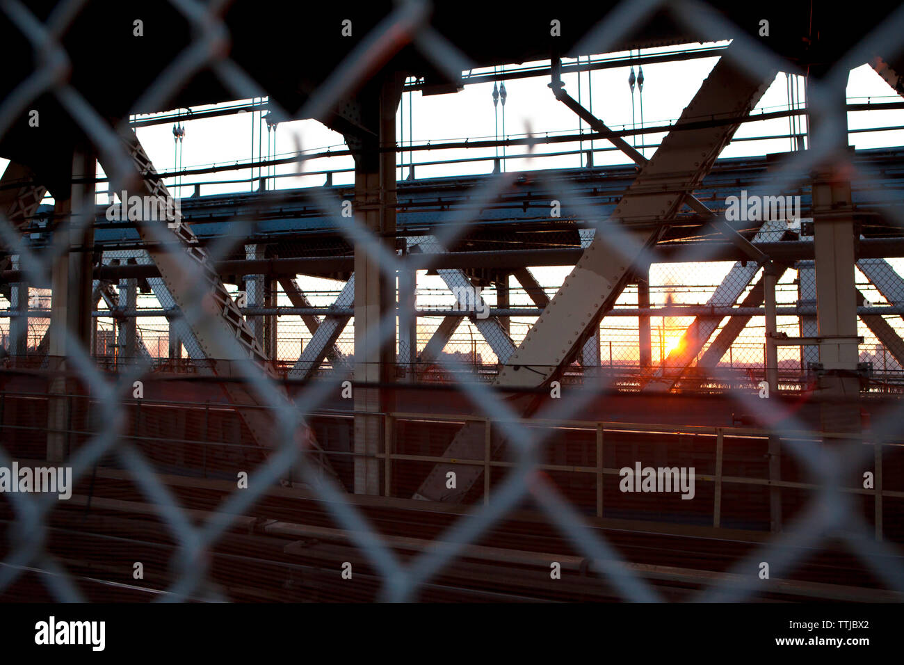 Binari visto attraverso la recinzione ad anelli Foto Stock