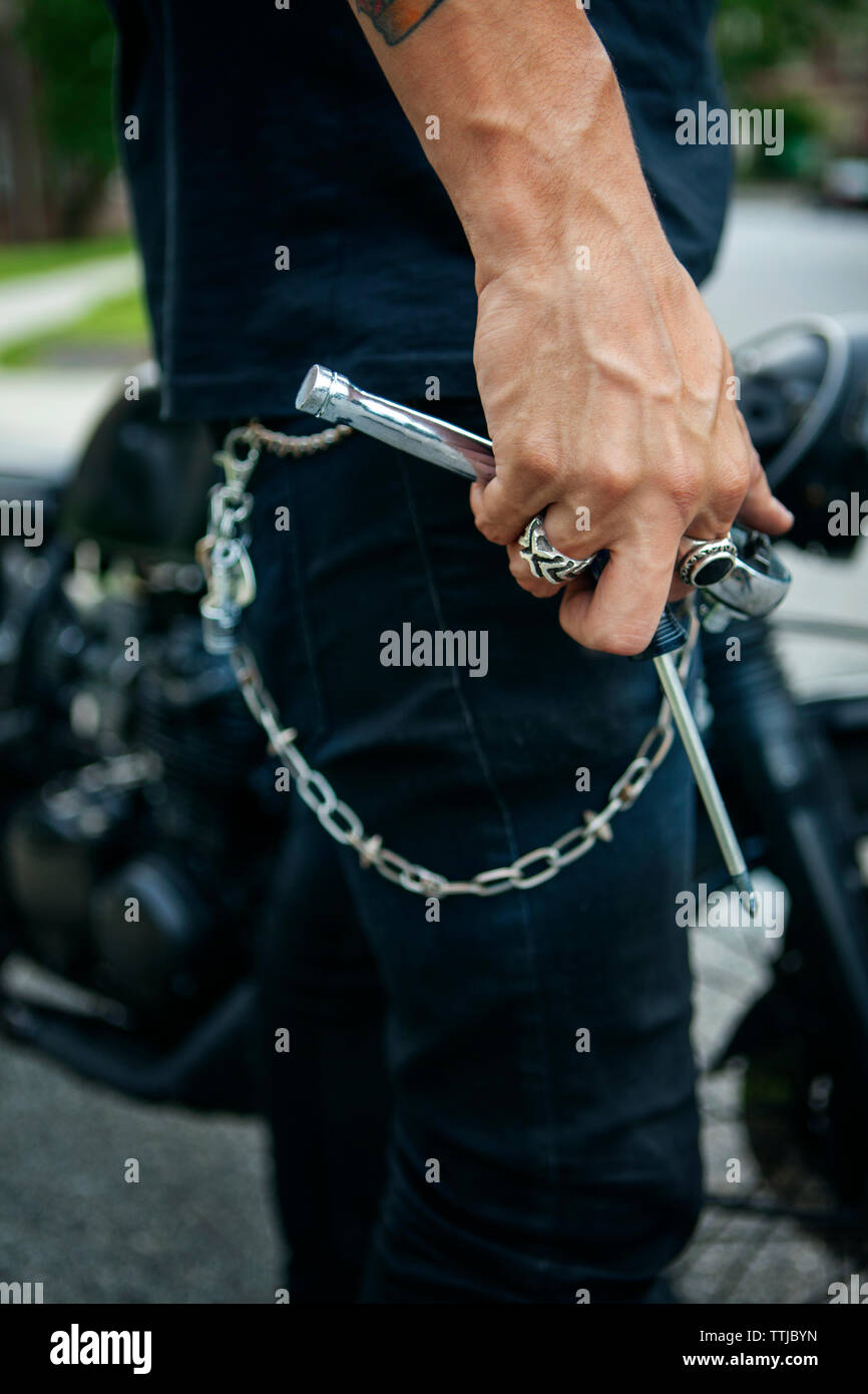 Sezione bassa dell uomo con gli strumenti di lavoro Foto Stock