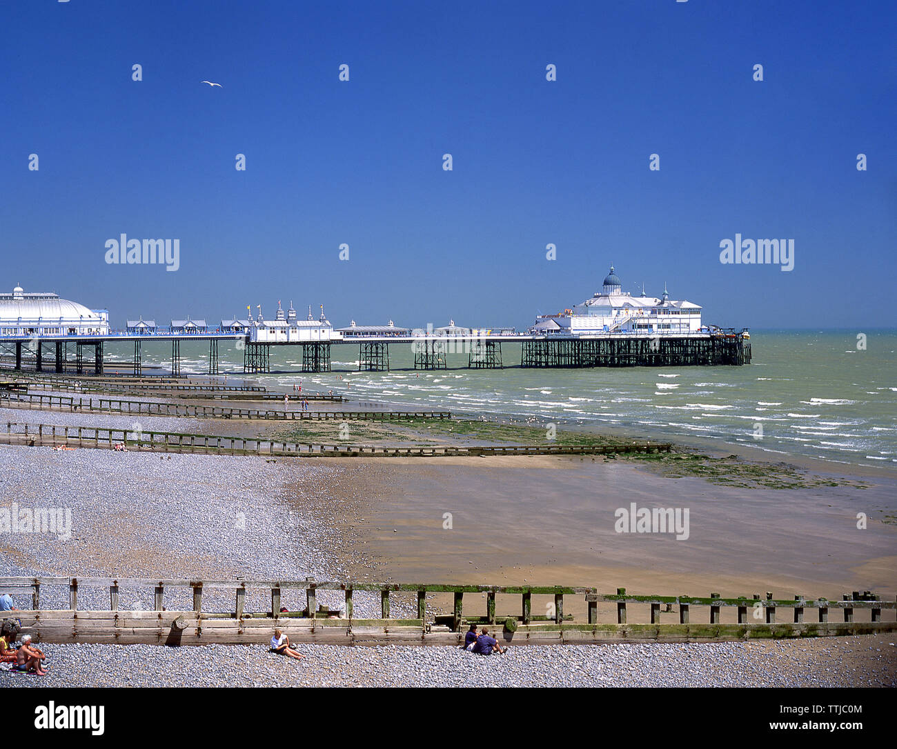 Vista della spiaggia e del molo, Eastbourne, East Sussex, England, Regno Unito Foto Stock