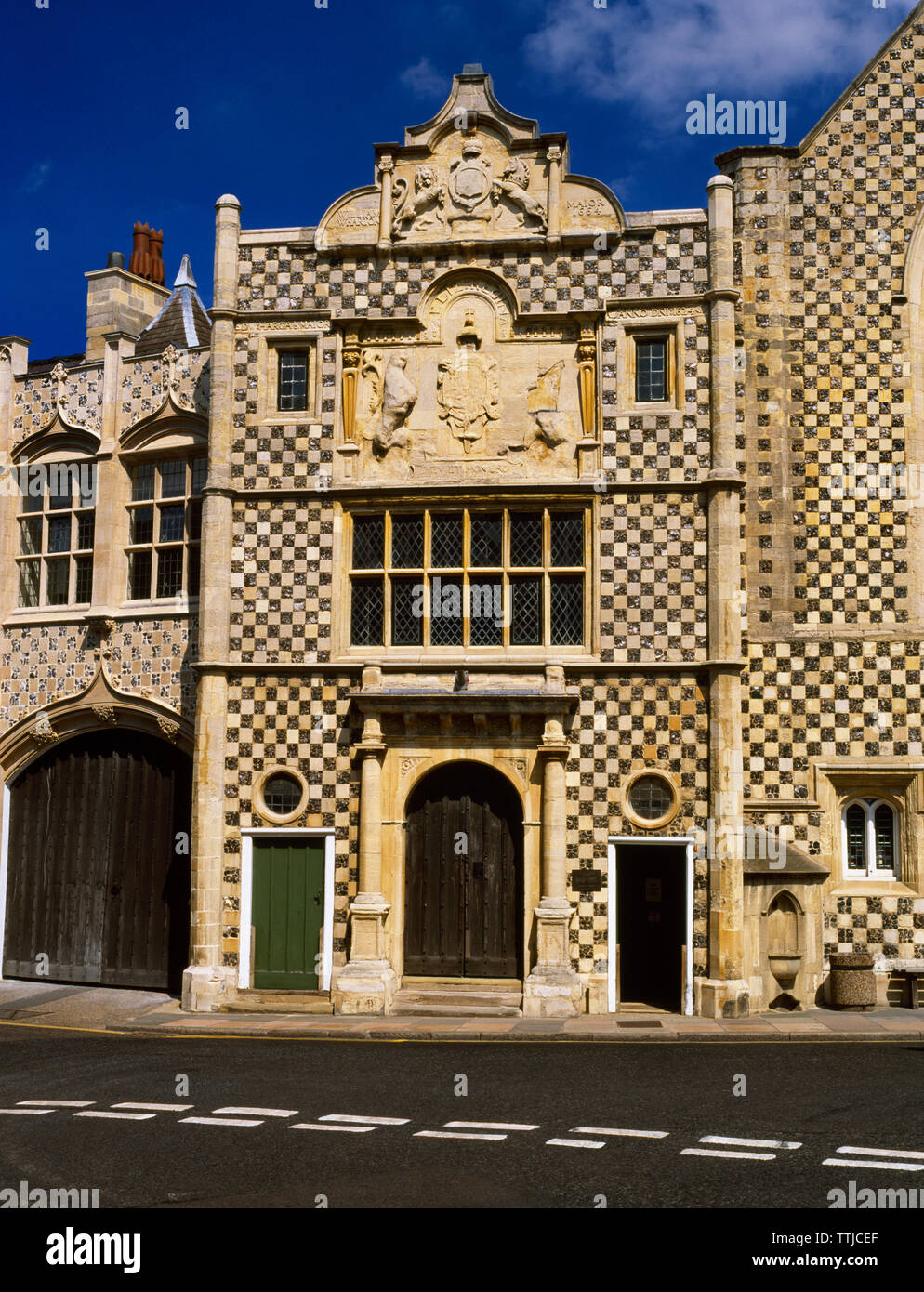 Portico di ingresso della Santa Trinità Guildhall, King's Lynn, Norfolk, Regno Unito, ricostruita nel 1422 con abbagliamento checkr opera di pietra e di pietra focaia knapped flushwork. Foto Stock
