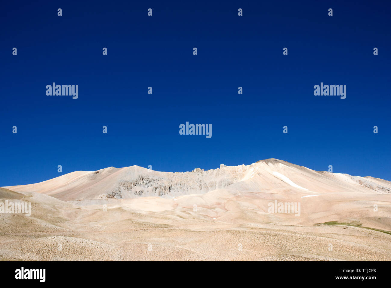 Vista panoramica del deserto contro il cielo blu chiaro Foto Stock