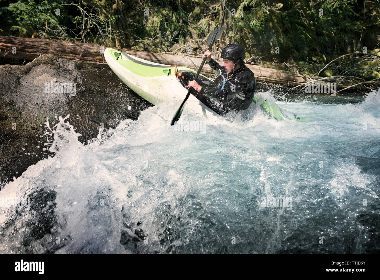 L'uomo controllando il kayak in fiume Foto Stock