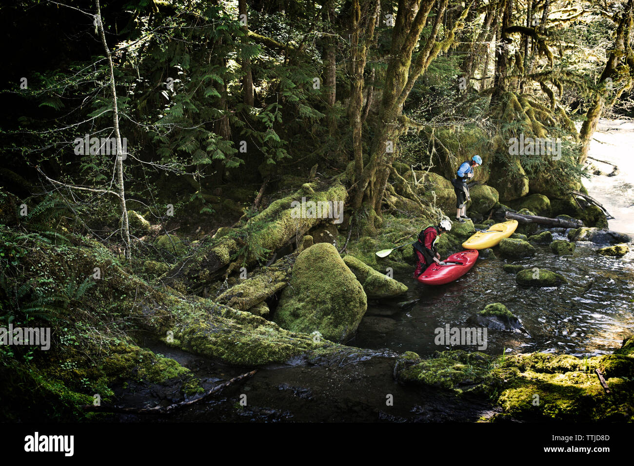 Elevato angolo di visione dell uomo la preparazione per il kayak Foto Stock