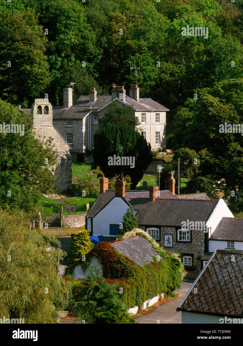 View SE oltre Cwm village, Denbighshire, UK, compreso il Blue Lion Inn, St Mael & St Sulien C XIV chiesa & ex vicarage Ty Cerrig (centro posteriore). Foto Stock