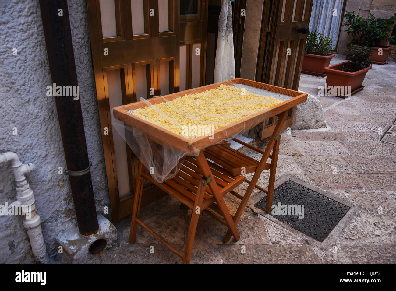 Fresh orecchiette sul tavolo di legno , la pasta tradizionale sulla famosa Strada delle orecchiette in Bari, Italia Foto Stock