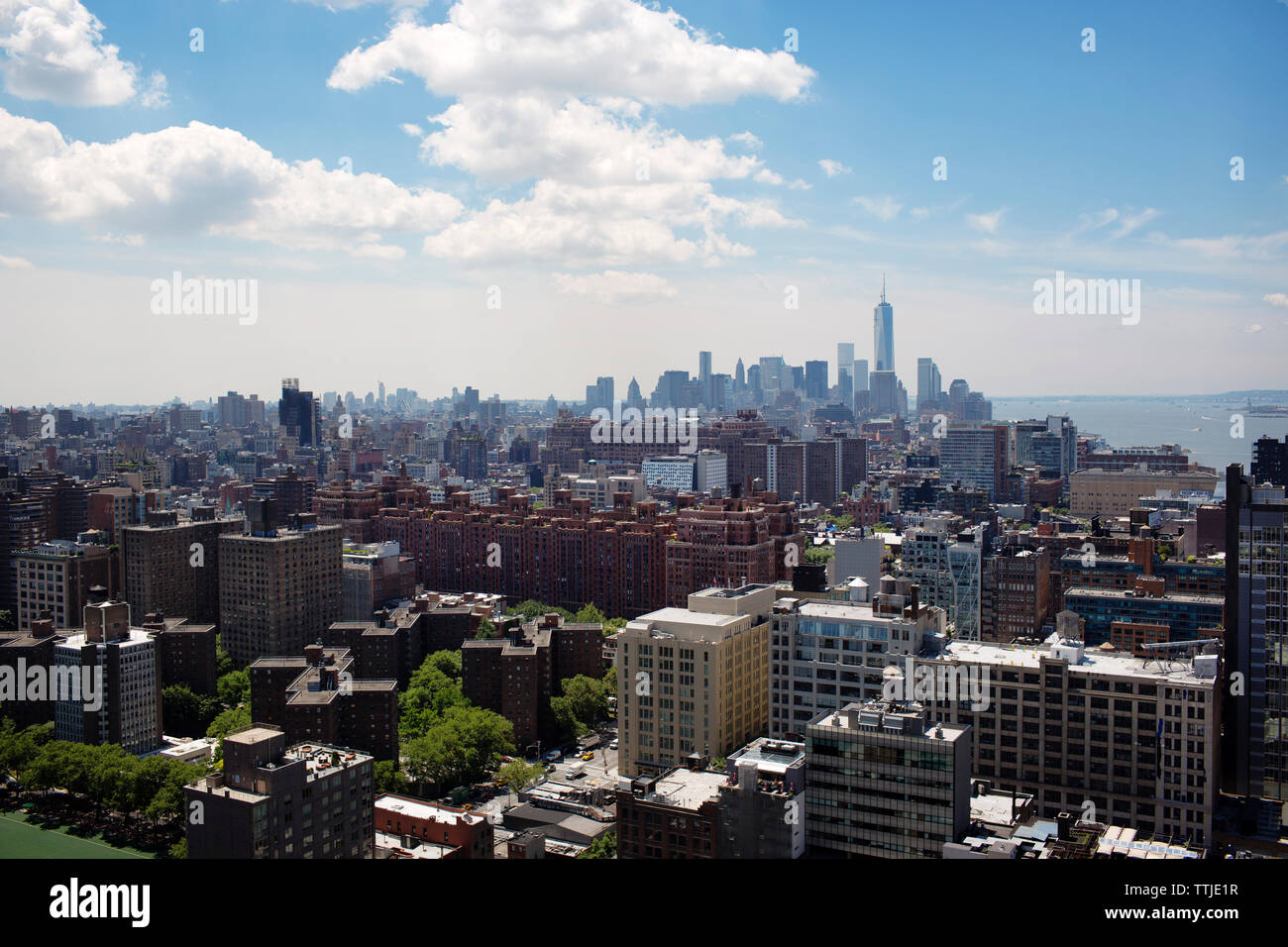 Paesaggio urbano contro sky sulla giornata di sole Foto Stock
