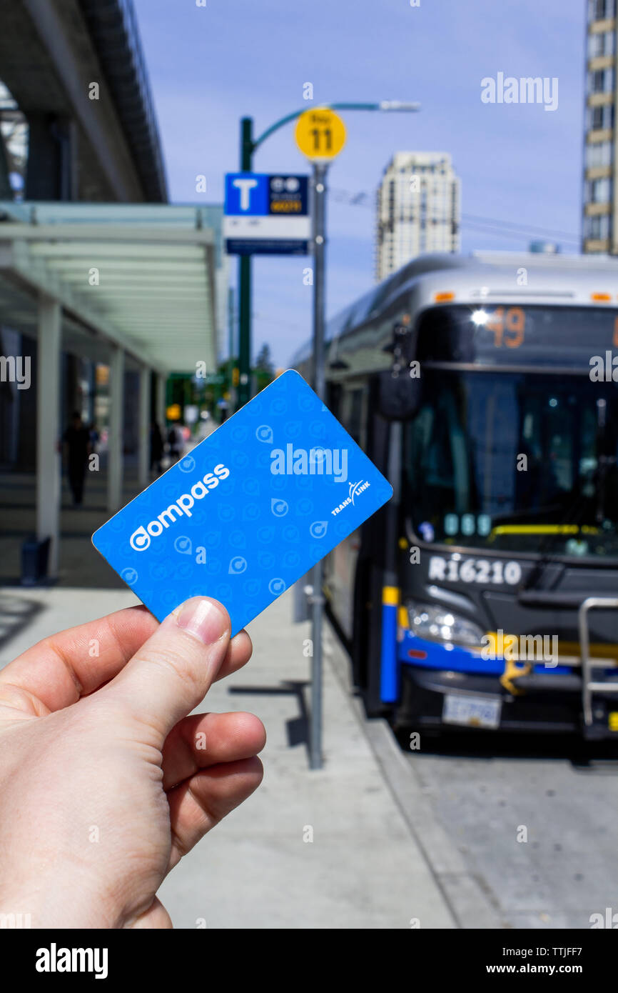 Burnaby, BC, Canada - 1 giugno 2019 - La mano che regge un Translink Compass Card Foto Stock