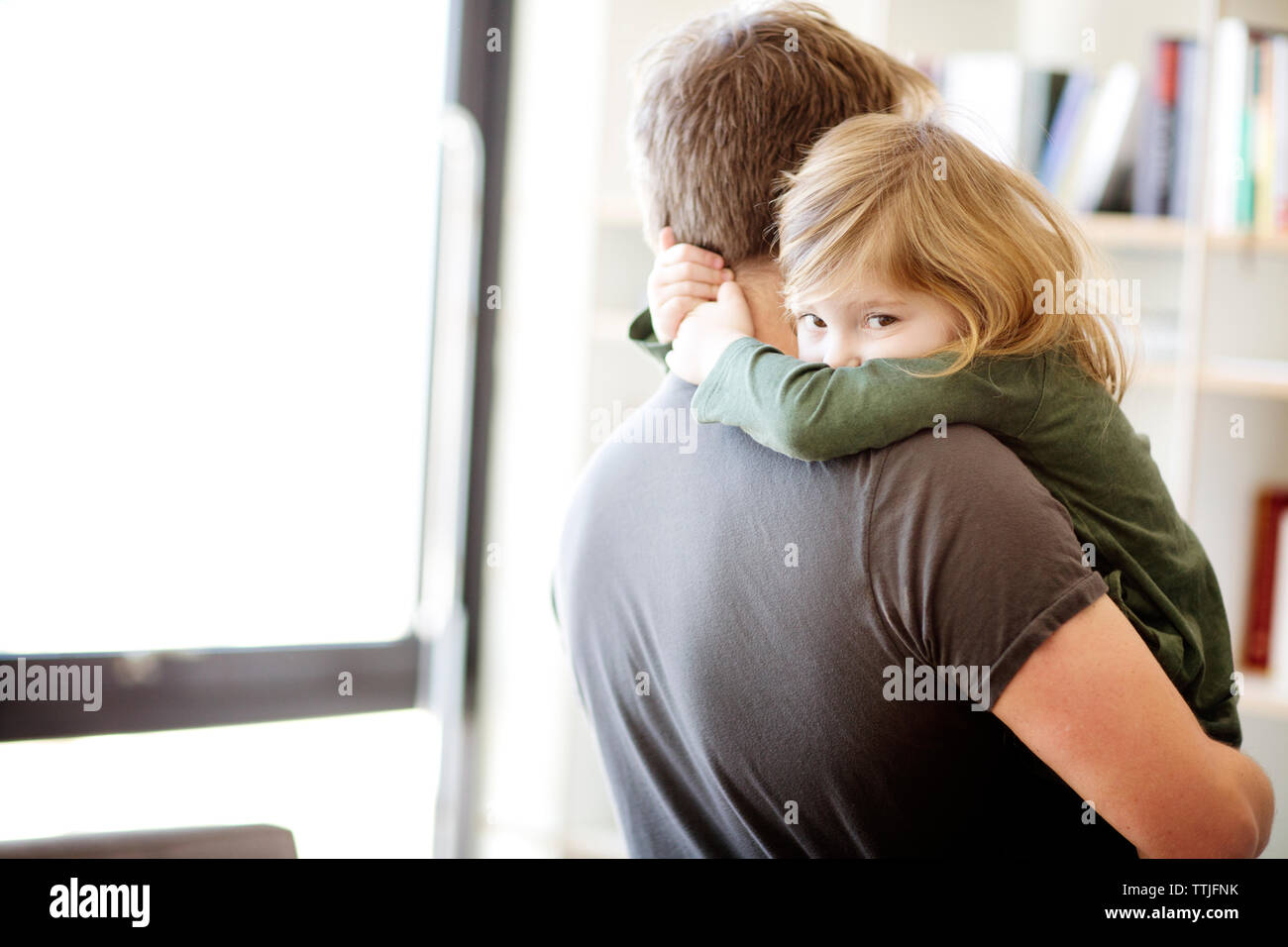 Ritratto di mia figlia che abbraccia il padre a casa Foto Stock